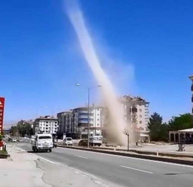 Elazığ'da aniden ortaya çıkan hortum paniğe neden oldu