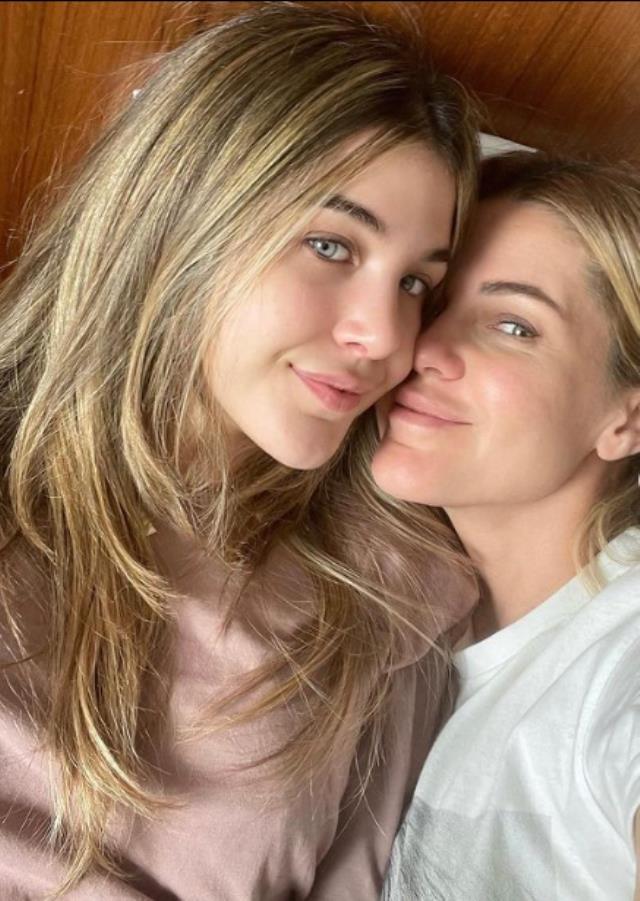 Emine Ün'ün kızı Duru annesinin kopyası oldu Emine Ün'ün kızı Duru annesinin kopyası oldu