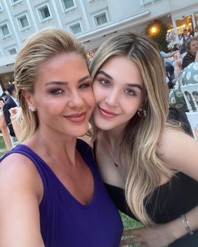 Emine Ün'ün kızı Duru güzellikte annesini geçti Emine Ün'ün kızı Duru güzellikte annesini geçti