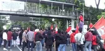 Endonezya'da öğrencilerden akaryakıt protestosu
