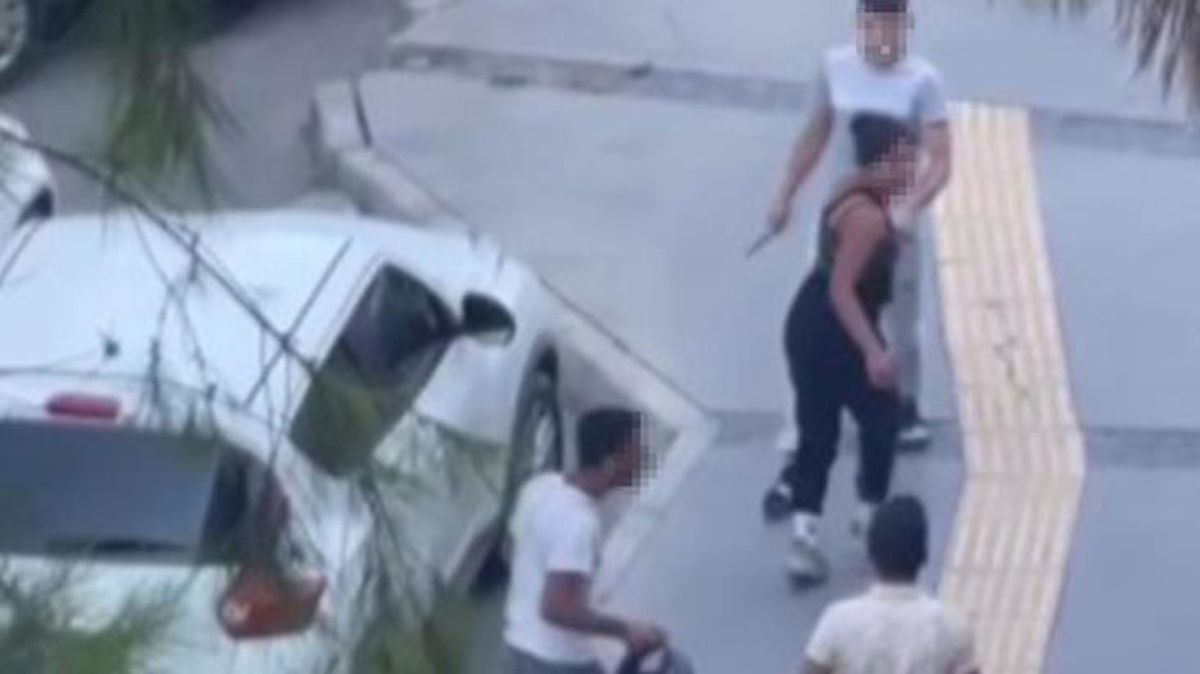 Husumetlileriyle kavga eden şahıs, bıçağı sallarken nişanlısına sapladı