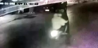 Husumetlisinin evine ateş açarken yanındaki arkadaşını vurdu
