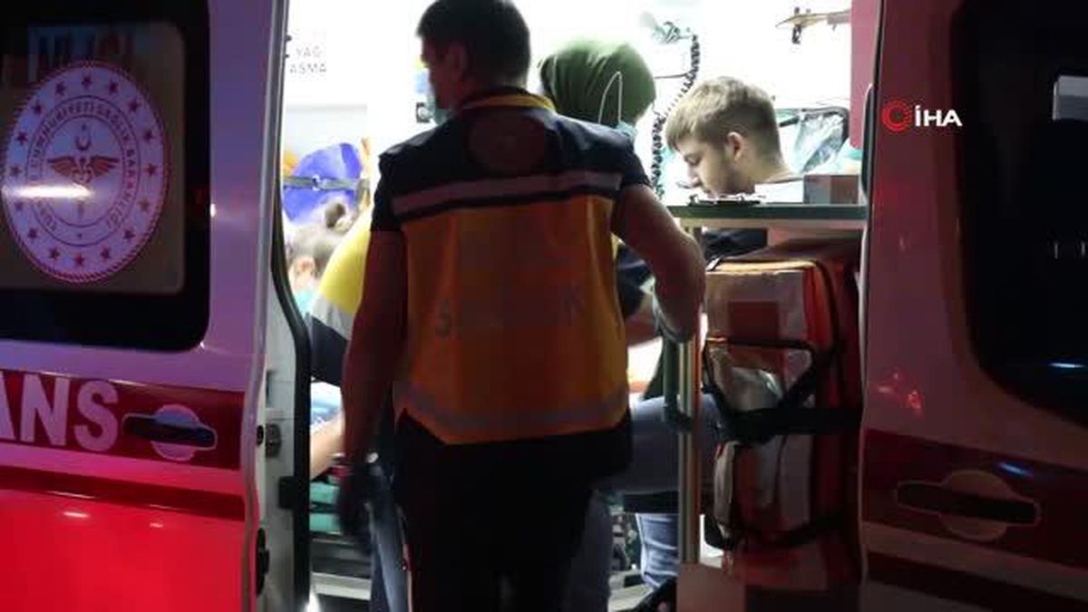 İşçi taşıyan servis minibüsüne çarpan otomobil, bariyerlere çıkarak durabildi