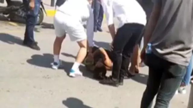 Husumetlileriyle kavga eden şahıs, bıçağı sallarken nişanlısına sapladı