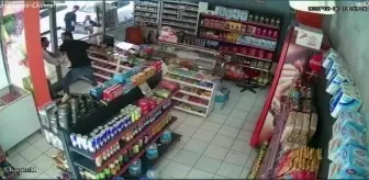 Son dakika haber! Müşterilerin korkulu rüyası marketçi... Gelen vatandaşlara bıçak ve yumrukla saldırıyor