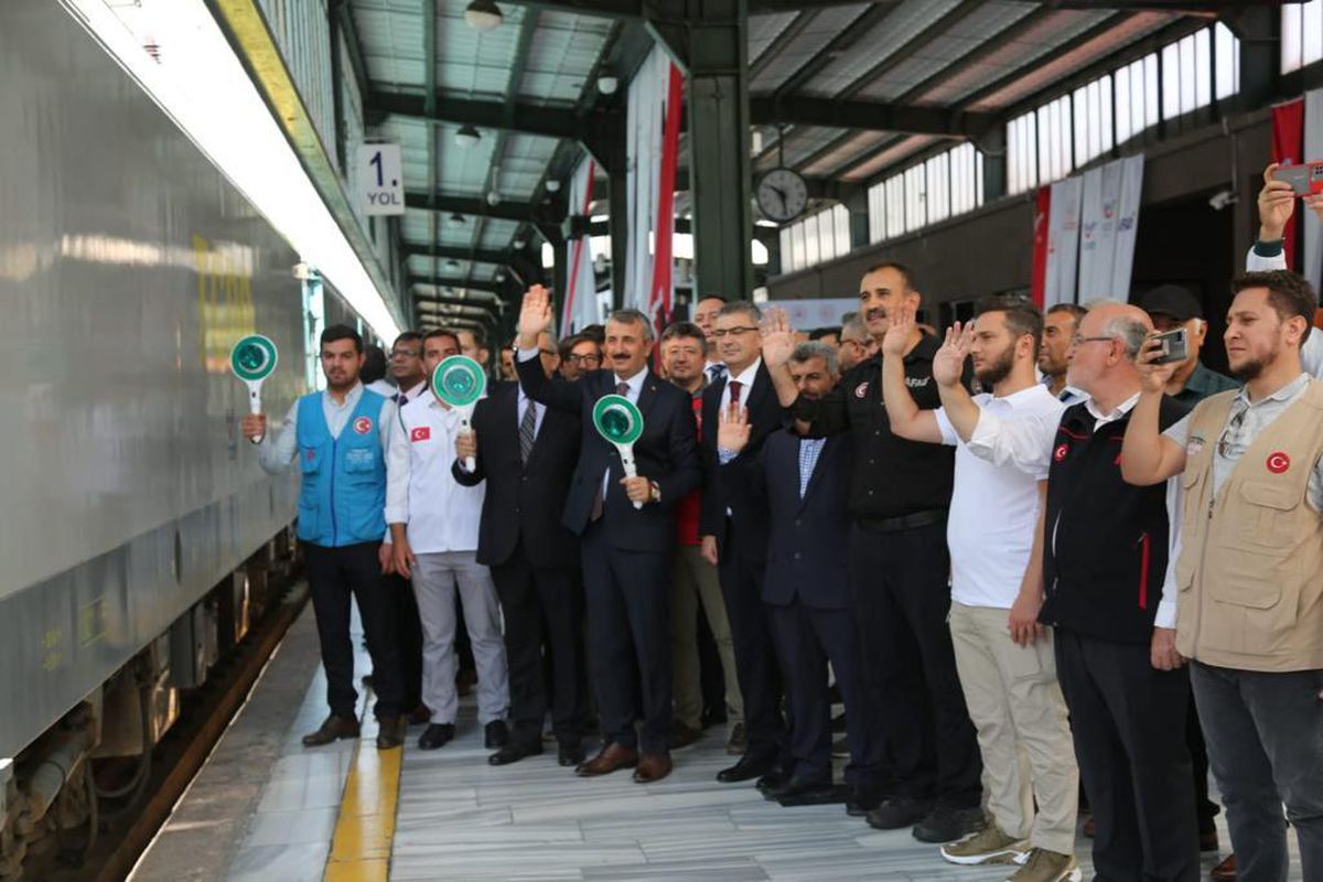 Pakistan'a yardım malzemesi taşıyan 'İyilik Treni'nin ikincisi uğurlandı