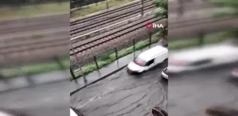 Sağanak yağış nedeniyle pazarın içindeki yol çöktü, esnaf zor anlar yaşadı