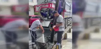 Sağanak yağış nedeniyle pazarın içindeki yol çöktü, esnaf zor anlar yaşadı