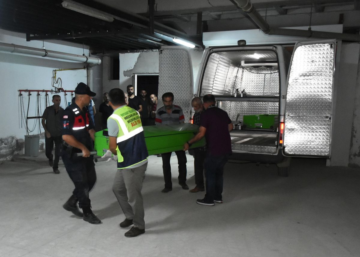 Devrilen traktörün altında kalan orman işçisi öldü