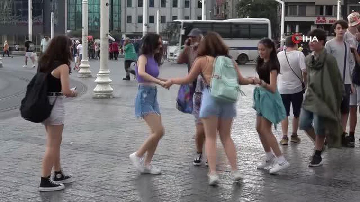 Taksim'de yağmur altında bir anda dans etmeye başladılar
