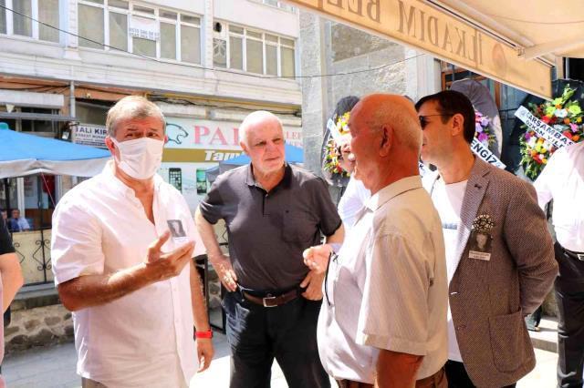 Tanju Çolak'tan hayatını kaybeden babasına son görev! Meral Akşener ve Alaattin Çakıcı çelenk yolladı Tanju Çolak'tan hayatını kaybeden babasına son görev! Meral Akşener ve Alaattin Çakıcı çelenk yolladı