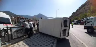 Yayaya çarpmamak için manevra yapan minibüs yan yattı