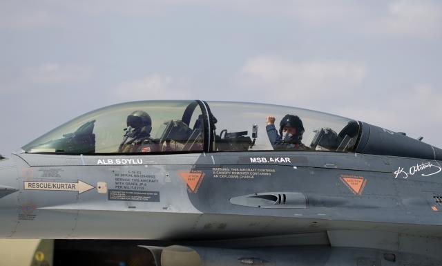 Bakan Akar'dan Yunanistan'a F-16'lı mesaj! Ege semalarında gövde gösterisi yaptı Bakan Akar'dan Yunanistan'a F-16'lı mesaj! Ege semalarında gövde gösterisi yaptı