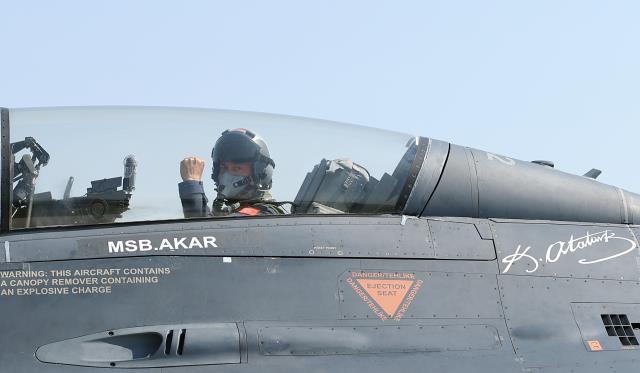 Bakan Akar'dan Yunanistan'a F-16'lı mesaj! Ege semalarında gövde gösterisi yaptı Bakan Akar'dan Yunanistan'a F-16'lı mesaj! Ege semalarında gövde gösterisi yaptı