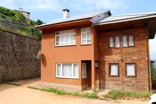 Evin kapısını görenler gözlerine inanamadı! Yağmurdan zarar gören evin toprağı kapı hizasından kaldırılınca kapı havada kaldı Evin kapısını görenler gözlerine inanamadı! Yağmurdan zarar gören evin toprağı kapı hizasından kaldırılınca kapı havada kaldı