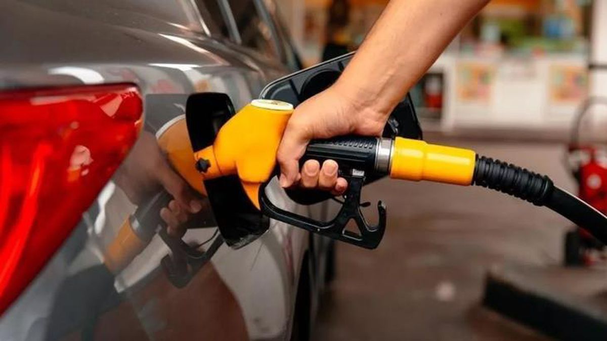 Bu gece yarısından itibaren benzine 1 lira 51 kuruş, motorine ise 2 lira 41 kuruş indirim gelmesi bekleniyor
