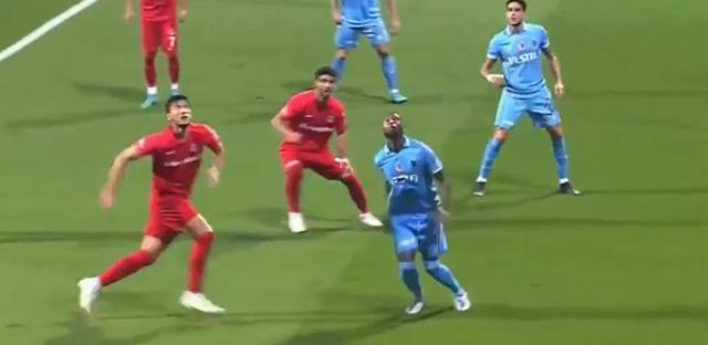 Bu sefer 'Oyna, devam' dedi! Hakem Arda Kardeşler'e tepkiler çığ gibi