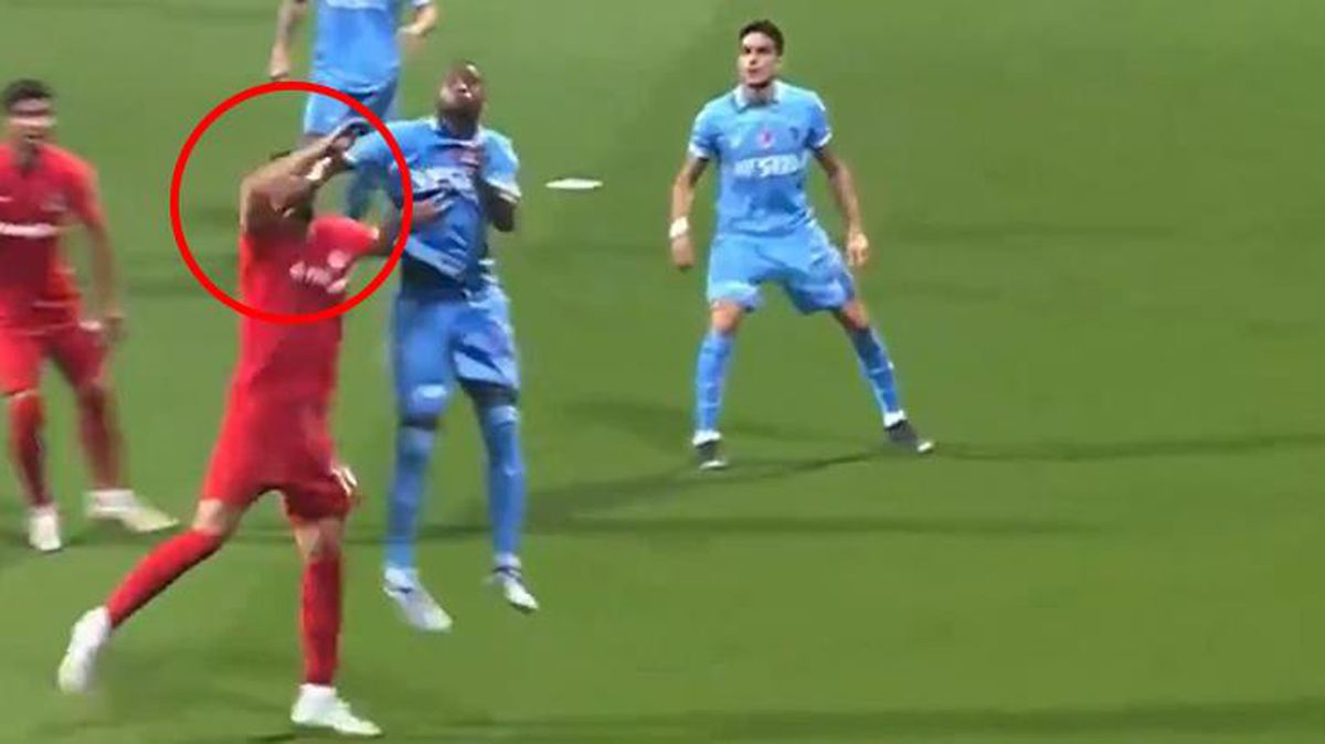 Bu sefer 'Oyna, devam' dedi! Hakem Arda Kardeşler'e tepkiler çığ gibi