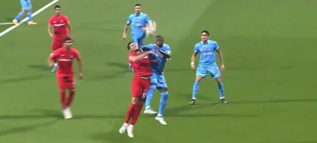 Bu sefer 'Oyna, devam' dedi! Hakem Arda Kardeşler'e tepkiler çığ gibi