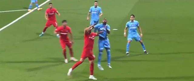 Bu sefer 'Oyna, devam' dedi! Hakem Arda Kardeşler'e tepkiler çığ gibi