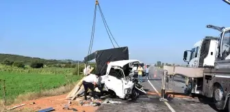 Çanakkale 3. sayfa haberleri... Çanakkale'de otomobil ile kamyonet kafa kafaya çarpıştı: 3 yaralı