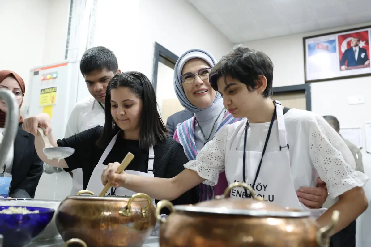Emine Erdoğan, Türkiye'de yetişkin engellilere hizmet veren ilk halk eğitim merkezinin açılışını yaptı