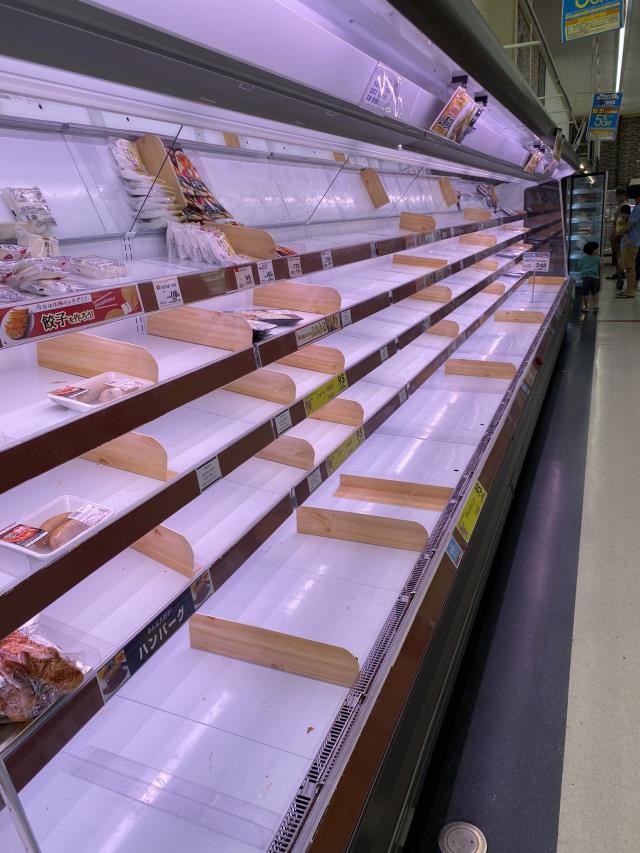 Japonya'da tayfun alarmı! Halk panikle market raflarını tamamen boşalttı Japonya'da tayfun alarmı! Halk panikle market raflarını tamamen boşalttı