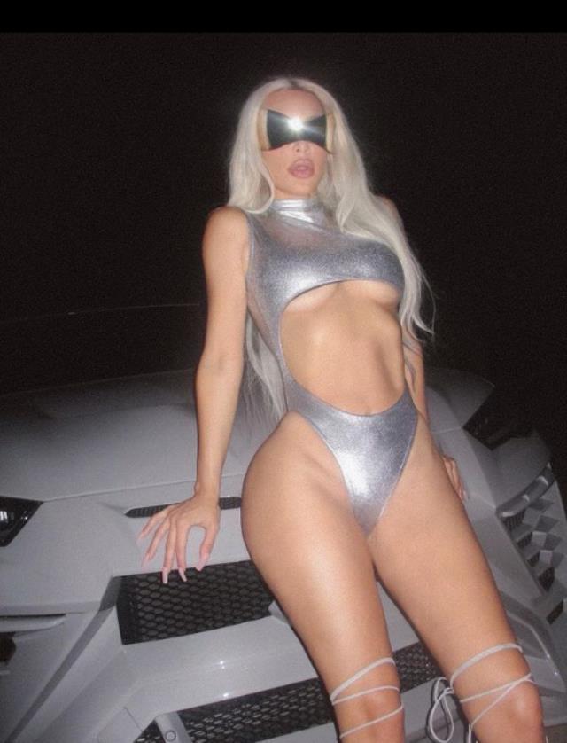 Kalçalarını eriten ünlü oyuncu Kim Kardashian'dan mavi elbiseli poz