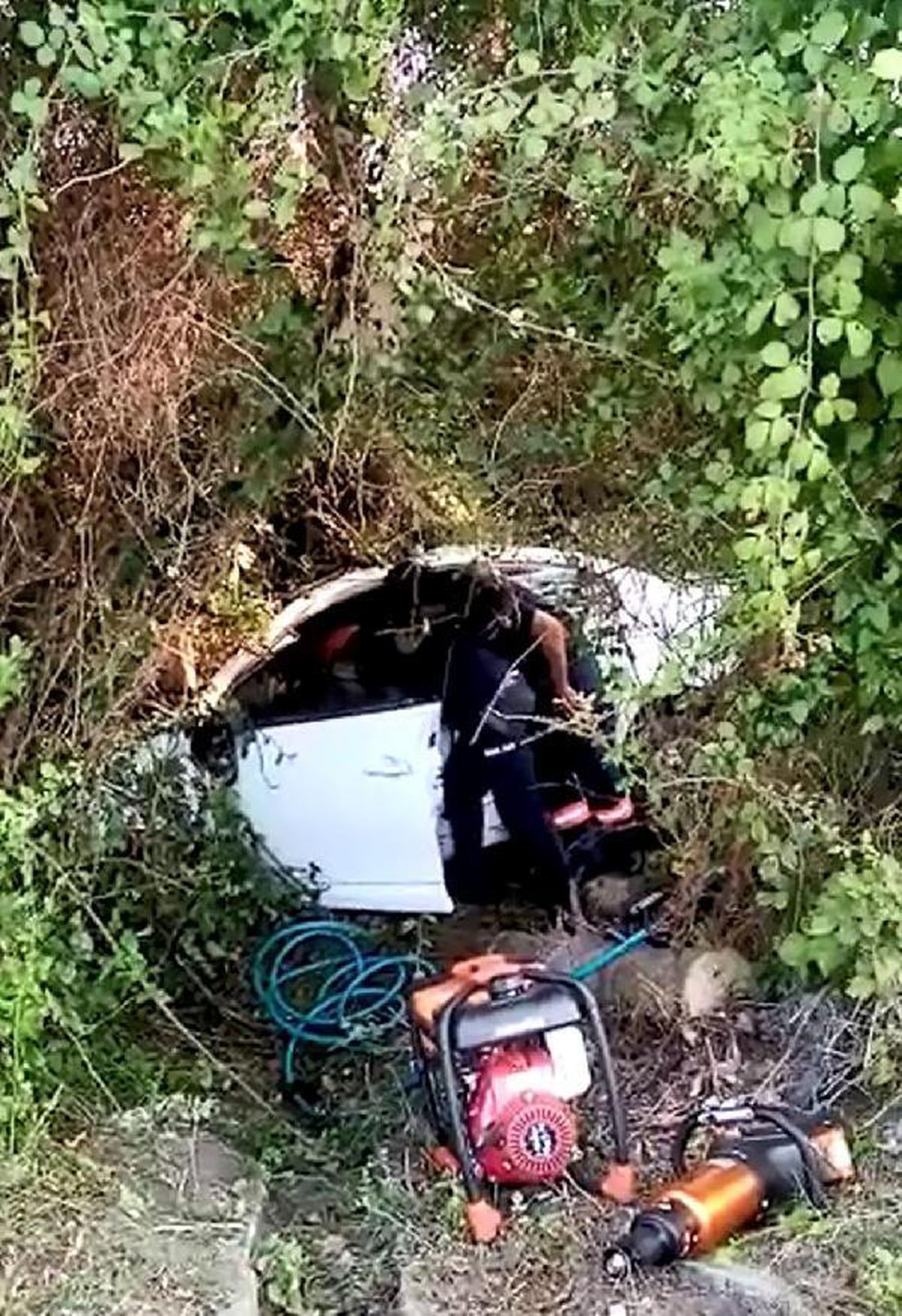 Otomobil ağaca çarptı; aynı aileden 1 ölü, 5 yaralı