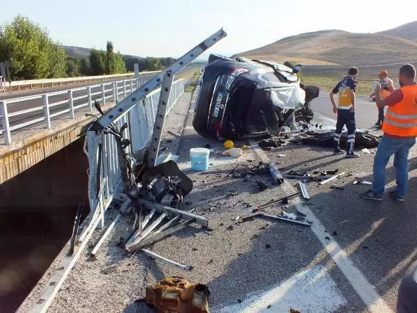 Köprü bariyerine çarpıp paramparça olan otomobil 3 kişiye mezar oldu Köprü bariyerine çarpıp paramparça olan otomobil 3 kişiye mezar oldu