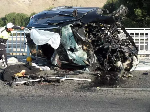 Köprü bariyerine çarpıp paramparça olan otomobil 3 kişiye mezar oldu Köprü bariyerine çarpıp paramparça olan otomobil 3 kişiye mezar oldu