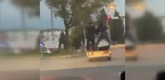 Son dakika haber... 30 kişi aynı kamyonette seyahat etti... Trafikte tehlikeli yolculuklar kameralarda