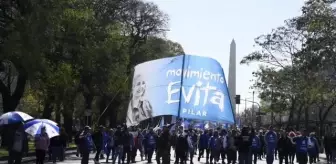 Arjantin'de silahlı saldırı girişimine uğrayan Kirchner için dayanışma gösterisi düzenlendi