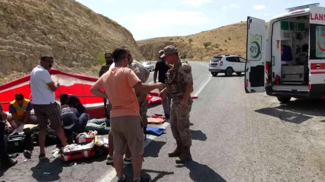 Batman'da yelkenkanat ile uçarken asfalta çakılan 2 kişi hayatını kaybetti Batman'da yelkenkanat ile uçarken asfalta çakılan 2 kişi hayatını kaybetti