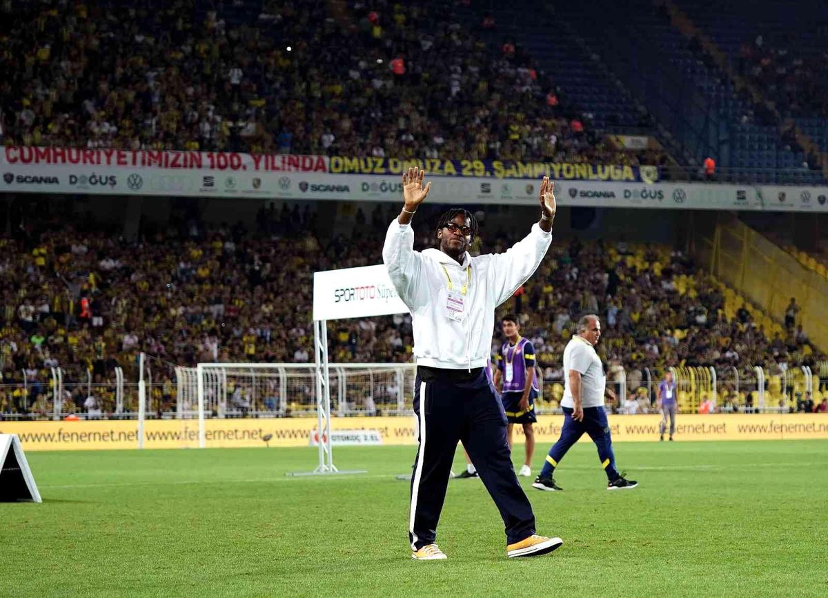 Batshuayi, Kadıköy'de taraftarı selamladı