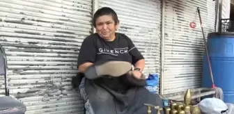 Bir metre 15 santim boyuyla yarım asırdır ayakkabı boyuyor