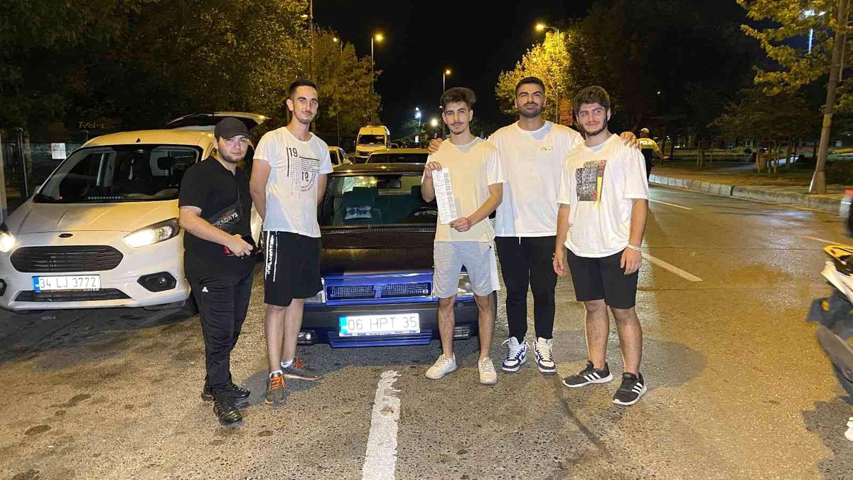 Denetimde ceza yedi, otomobilinin önünde fotoğraf çektirdi
