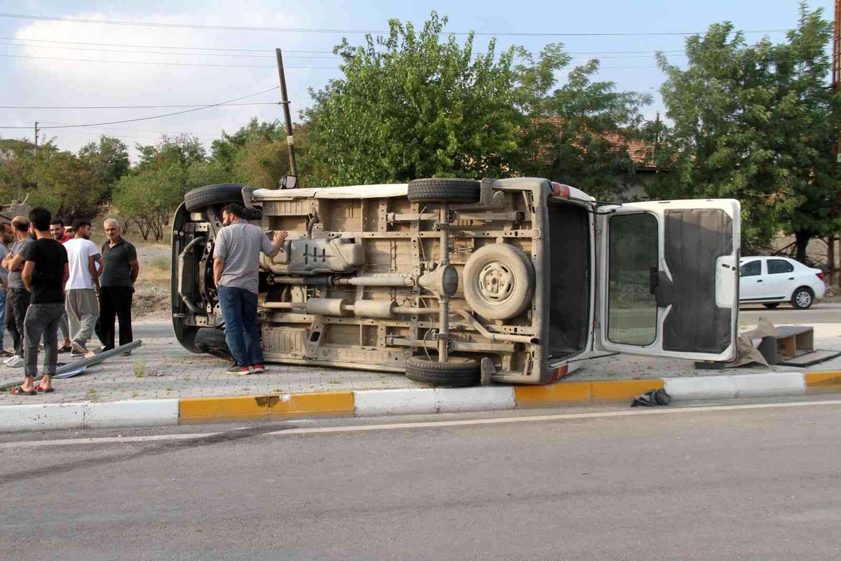 Elazığ haberleri: Elazığ'da minibüs ile otomobil çarpıştı: 8 yaralı