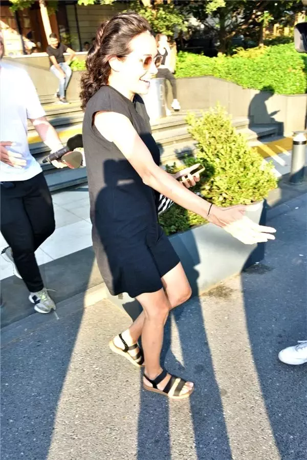 Eşini kaybettikten sonra ilk kez görüntülenmişti! Özgü Namal'dan herkesi sevindiren poz Eşini kaybettikten sonra ilk kez görüntülenmişti! Özgü Namal'dan herkesi sevindiren poz