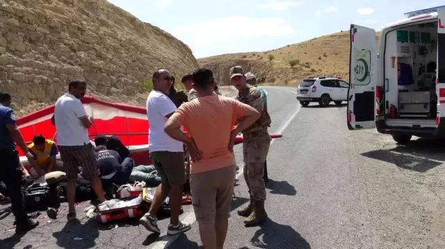 Batman'da yelkenkanat ile uçarken asfalta çakılan 2 kişi hayatını kaybetti Batman'da yelkenkanat ile uçarken asfalta çakılan 2 kişi hayatını kaybetti