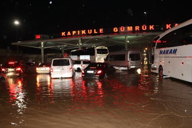 Kapıkule Sınır Kapısında vatandaşlar araçlarıyla mahsur kaldı