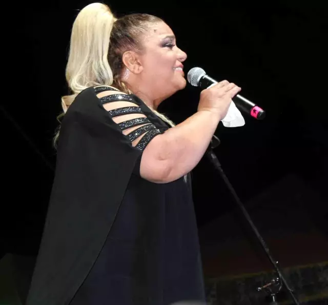 Annesini yeni kaybeden Kibariye, sahnede tüyleri diken diken etti: Annem şarkısını okuyamayacağım
