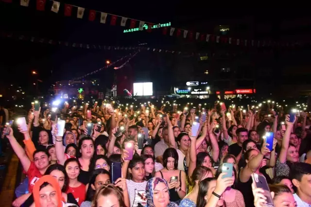 Annesini yeni kaybeden Kibariye, sahnede tüyleri diken diken etti: Annem şarkısını okuyamayacağım