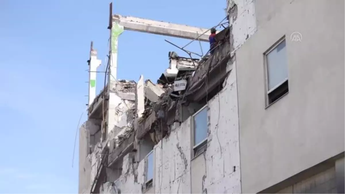 Rus güçlerince vurulan bazı binalarda temizlik çalışmaları devam ediyor