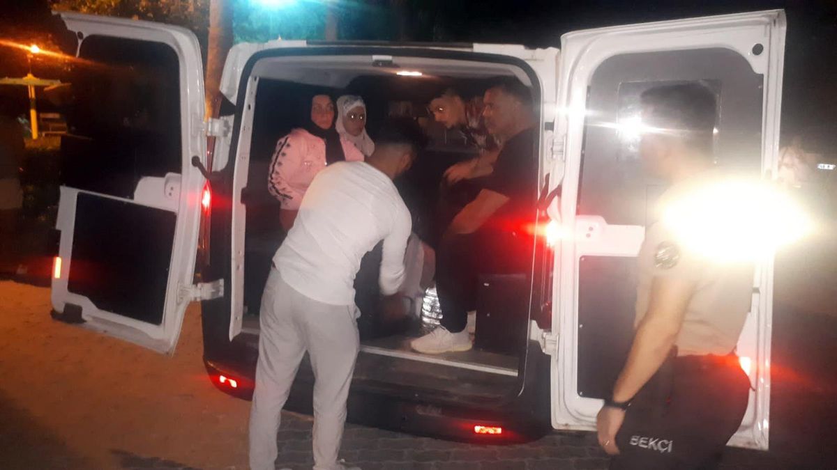 Şehir merkezine düzensiz göçmen bırakan şoförü mahalleli yakaladı...O anlar kamerada