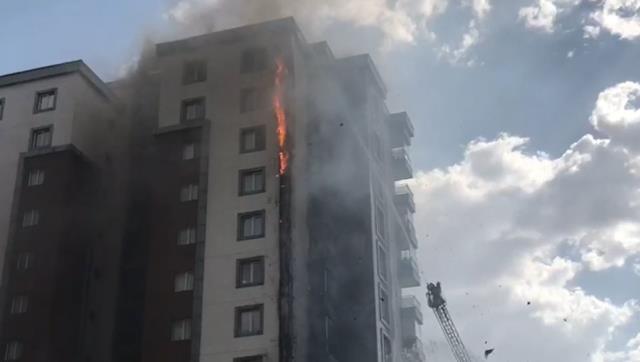 Sivas'ta 12 katlı apartmanın dış cephesi yandı