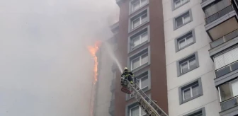 Apartmanın dış cephesinde çıkan yangın hasara yol açtı