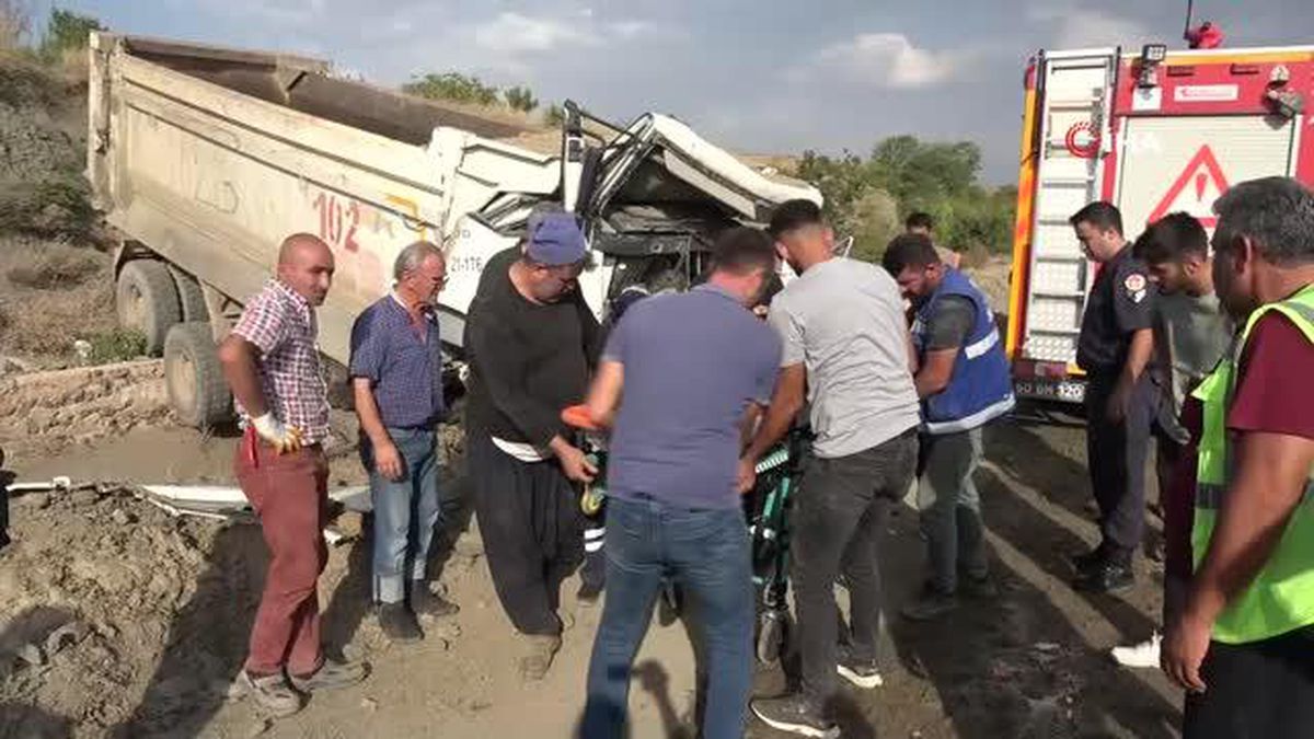 Sulama kanalına uçan kamyon hurdaya döndü