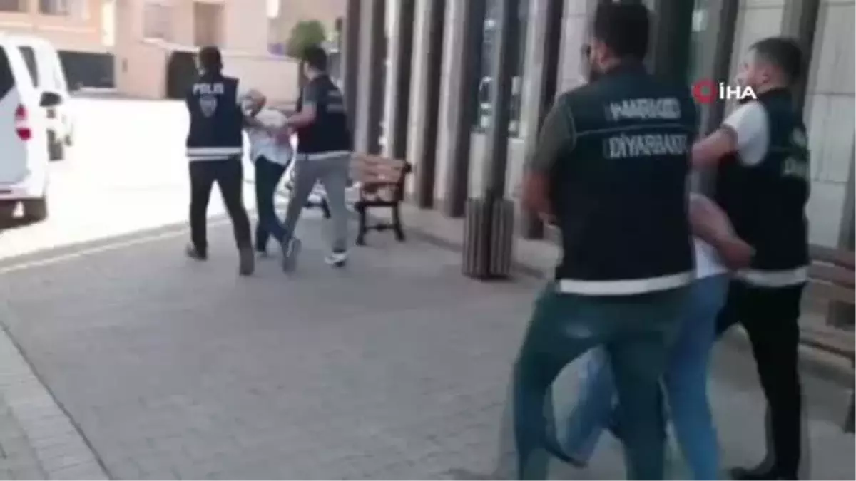 Şüpheli otomobilde buğday torbasından uyuşturucu madde çıktı