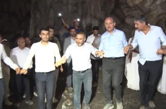 Bakan Soylu, Lice'de Bırkleyn Mağaraları gezisinde gençlerle halay çekti, türkülere eşlik etti